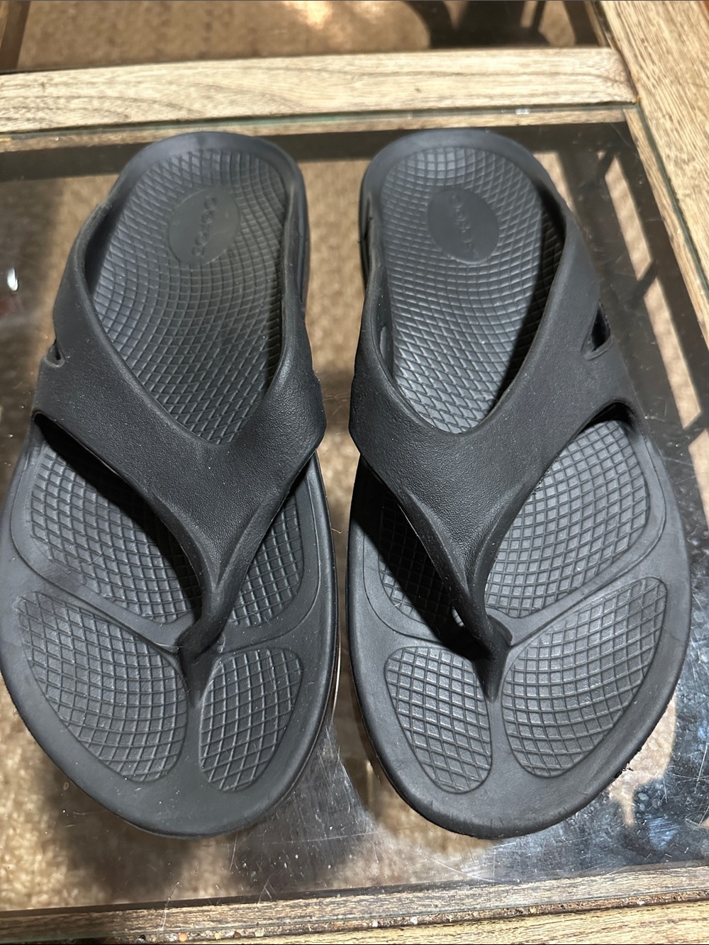 OOFOS Black Recovery Thong Sandals - Picture 2 of 6